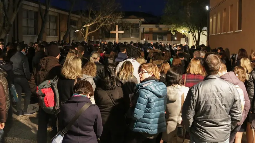 Processione con il patriarca Moraglia per le vie di Marghera - nella foto la partenza dal centro Caritas di via Mameli