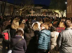 Processione con il patriarca Moraglia per le vie di Marghera - nella foto la partenza dal centro Caritas di via Mameli