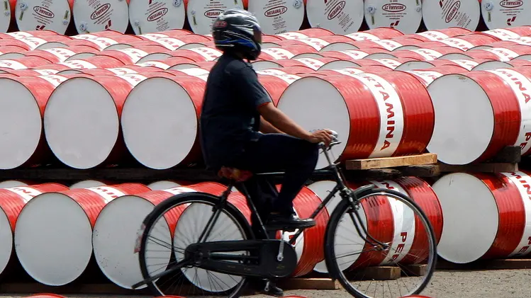 20091129 - JAKARTA - EBF - PETROLIO: 2010 DIFFICILE, PROBABILE STABILITA' PREZZI - Un lavoratore in bicicletta in un deposito di una raffineria in una foto d'archivio, data non disponibile. La ripresa stenta a consolidarsi ed il 2010 sarà un anno molto più difficile del 2009 dal punto di vista dell'approvvigionamento energetico. Per questo motivo, è molto più probabile che il prezzo del petrolio continui a mantenersi intorno ai 60-70 dollari al barile, piuttosto che prendere il volo verso i 100 dollari e oltre. ANSA/EPA/JURNASYANTO SUKARNO /archivio/gid