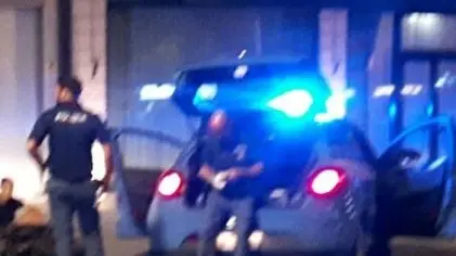 DE POLO - DINO TOMMASELLA - JESOLO - POLIZIA FERMA RAGAZZI IN MOTO IN PIAZZA MAZZINI