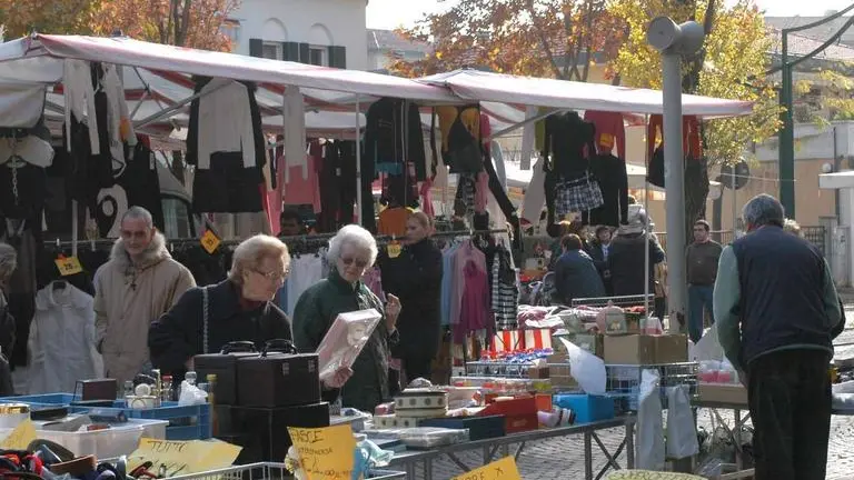 MARGHERA 25.11.2003 P.ZZA MERCATO INCHIESTA TRA LA GENTE E COMMERCIANTI MERCATO SETTIMANALE....(C) Bertolin M. richiesto da PELLICANI MARGHERA P.ZZA MERCATO INTERVISTE AMBULANTI E CITTADINI PER IL MERCATO SETTIMANALE