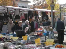 MARGHERA 25.11.2003 P.ZZA MERCATO INCHIESTA TRA LA GENTE E COMMERCIANTI MERCATO SETTIMANALE....(C) Bertolin M. richiesto da PELLICANI MARGHERA P.ZZA MERCATO INTERVISTE AMBULANTI E CITTADINI PER IL MERCATO SETTIMANALE