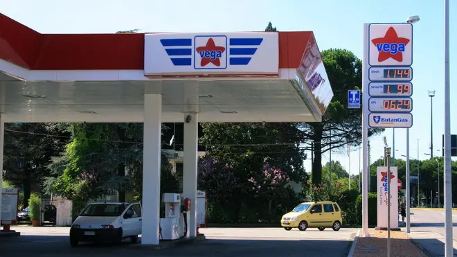 MESTRE (VE) DISTRIBUTORE DI BENZINA VEGA IN VIA CECCHERINI @ LIGHTIMAGE 31/07/2010 MESTRE DISTRIBUTORE VEGA