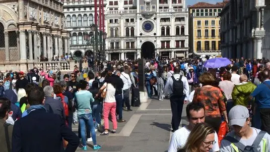 Interpress/Mazzega Venezia, 16.04.2017.- Turismo Pasquale a San Marco, lunga coda per l'accesso al Campanile