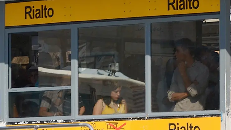 Una veduta del pontile di Rialto per l'imbarco del vaporetto della linea 2 con a sinistra l'area riservata ai turisti ed a destra l'area per i residenti, questo pomeriggio 26 luglio 2011 a Venezia. ANSA/ANDREA MEROLA