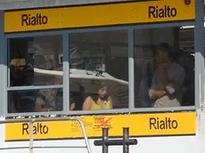 Una veduta del pontile di Rialto per l'imbarco del vaporetto della linea 2 con a sinistra l'area riservata ai turisti ed a destra l'area per i residenti, questo pomeriggio 26 luglio 2011 a Venezia. ANSA/ANDREA MEROLA