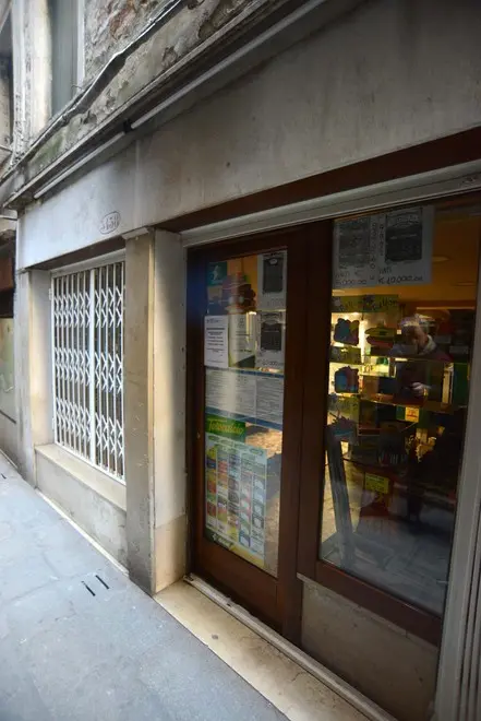Interpress/M.Tagliapietra Venezia 19.03.2015.- Furto nella Ricevitoria San Bartolomeo, San Marco 5438. Bottino: 1200 euro di grattaevinci, 2400 euro slot machine, un computer portatile. Sopraluogo della Polizia di Stato con il titolare Paolo Tagliapietra ed il figlio Andrea.