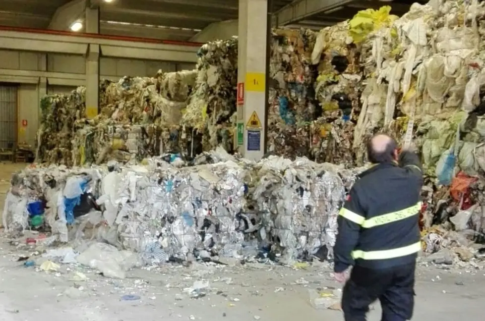 DE POLO - DINO TOMMASELLA - FOSSALTA DI PIAVE - IL CAPANNONE SEQUESTATO IN VIA DELLE INDUSTRIE 16 - IL SOPRALLUOGO DEI VV.FF.
