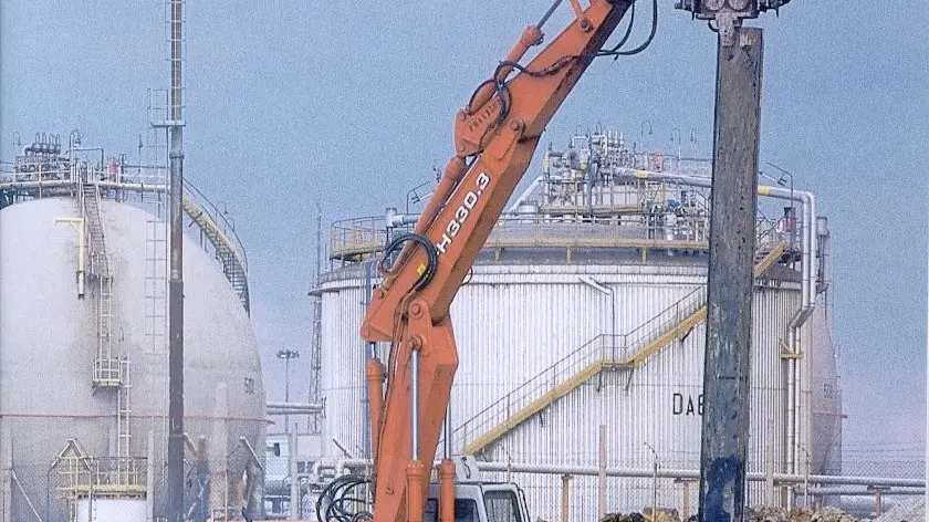 Ruspe al lavoro sulla "muraglia" di contenimento a Porto Marghera