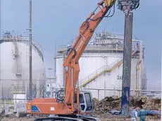 Ruspe al lavoro sulla "muraglia" di contenimento a Porto Marghera