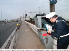 Vigili in azione sul Ponte della Libertà