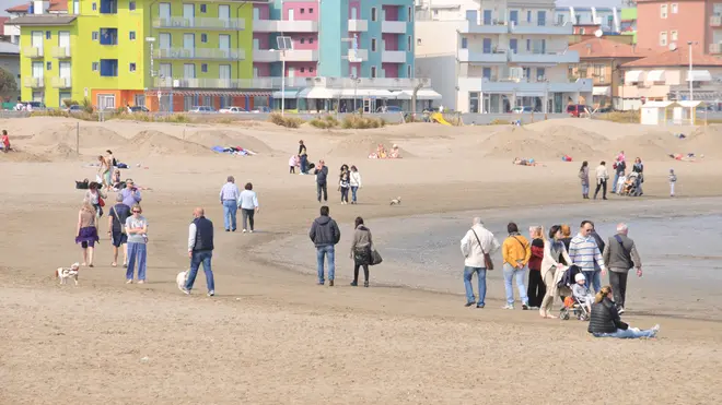 FGAVAGNIN CAORLE GENTE AL MARE 25-03-12 PRIMA DOMENICA DI PRIMAVERA SPIAGGIA LEVANTE