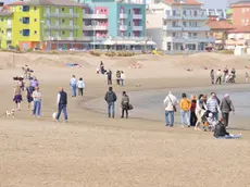 FGAVAGNIN CAORLE GENTE AL MARE 25-03-12 PRIMA DOMENICA DI PRIMAVERA SPIAGGIA LEVANTE