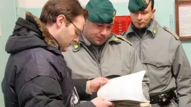 Finanzieri controllano le bolle dei profumi sequestrati a Marcon