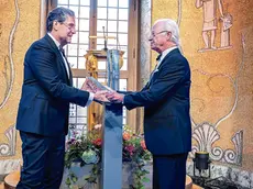 Il professor Andrea Rinaldo riceve il premio dalle mani del re di Svezia Carlo XVI Gustavo