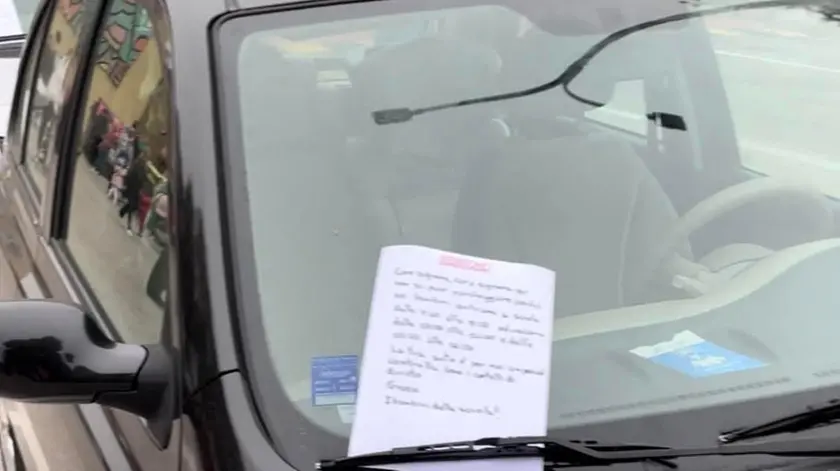 I biglietti sui parabrezza della auto davanti alla scuola primaria di Noale
