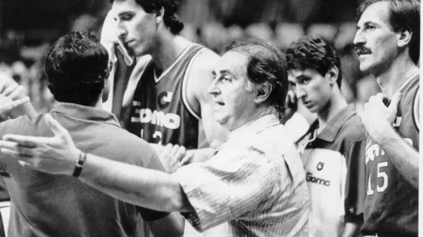 Tonino Zorzi sulla panchina della Reyer; da sinistra si riconoscono Radovanovic, Guerra e Dalipagic