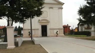 La chiesa di San Pietro Apostolo a Trivignano con la nuova elegante piazzetta alberata La parrocchia segue oltre tremila abitanti
