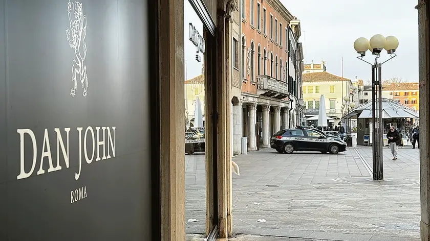 Ll negozio di abbigliamento Dan John si trova in piazza Ferretto, di fronte al Duomo (foto Agenzia Pòrcile)