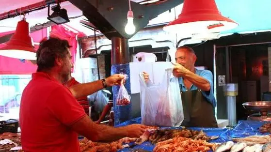 Depolo mph04a Elisabetta Donaggio ..Chioggia:pescheria al minuto, residui della pulizia del pesce restituiti al compratore