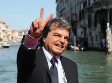 20090906 - VENEZIA - LIF - TRADIZIONALE REGATA STORICA SUL CANAL GRANDE. Il ministro Renato Brunetta sulla "Machina", il palco d'onore, per assistere alla sfilata delle imbarcazioni storiche. ANSA/ANDREA MEROLA/CRI
