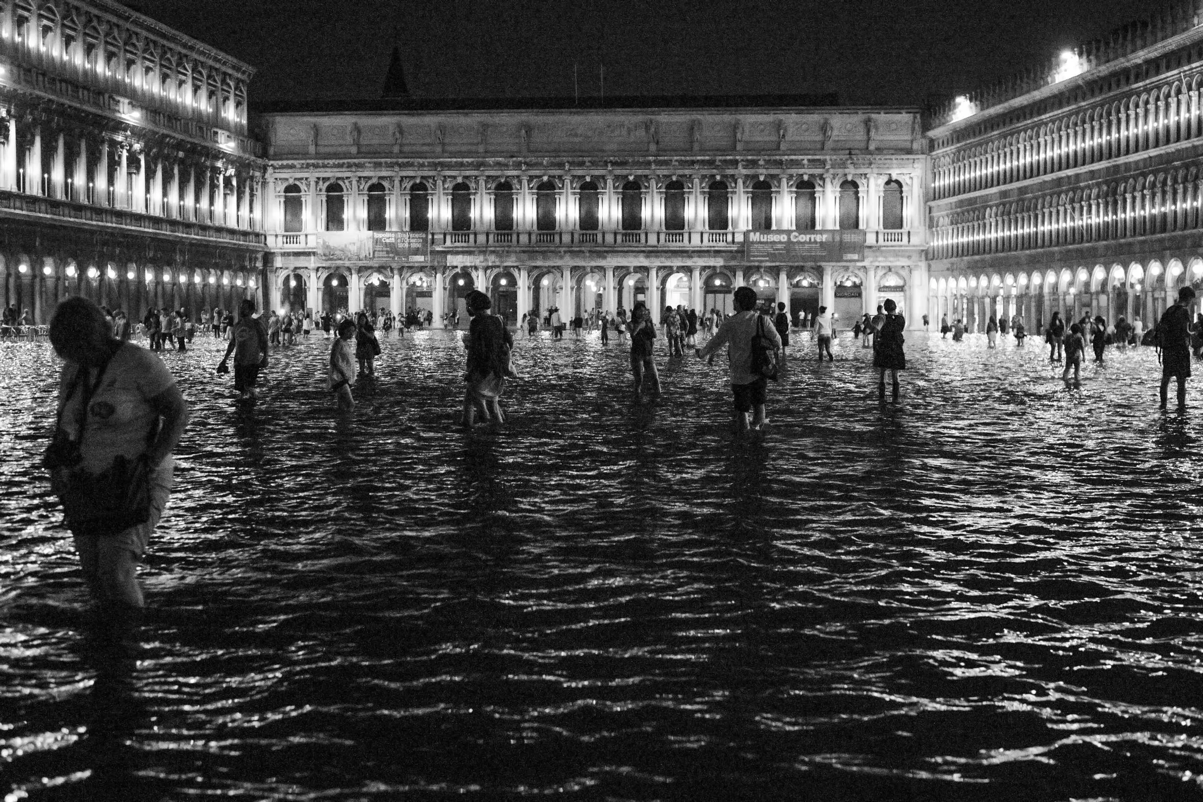 Acqua alta in piazza San Marco in una foto di Anna Zemella