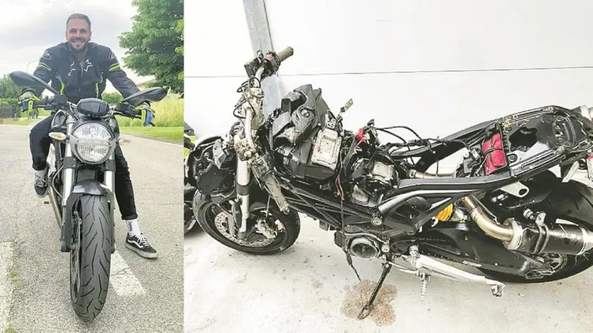 Davide Cecchinato in sella alla sua Ducati Monster. A destra la moto dopo l'incidente