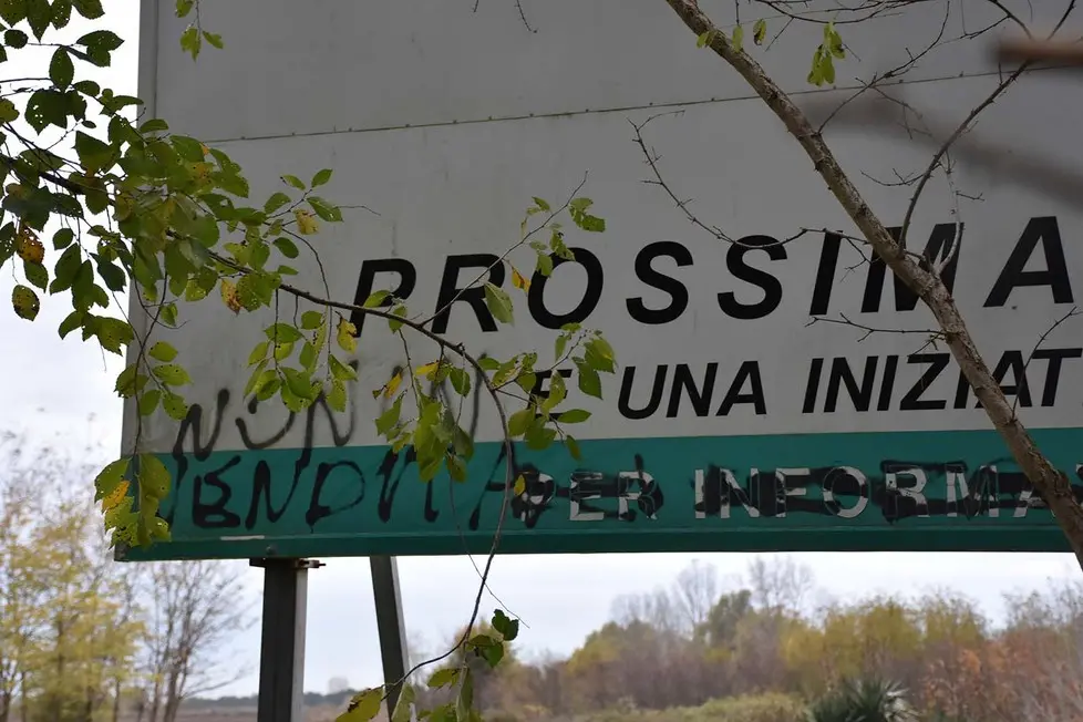 COLUCCI - DINO TOMMASELLA - CAORLE - INCHIESTA "TERME DI CAORLE" - IL CARTELLO DOVE DOVEVA SORGERE IL VILLAGGIO TURISTICO E DELL'ATTUALE PROGETTO DELLE TERME