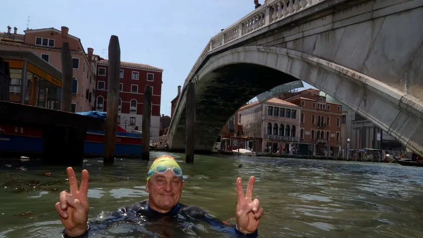 Il "caimano della laguna" in una delle precedenti imprese a nuoto a Venezia