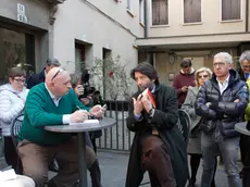 La conferenza stampa di Cacciari all'aperto (foto Candussi)