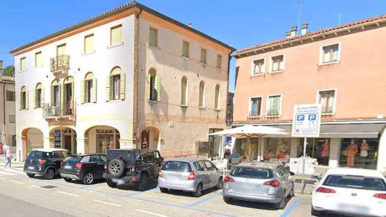 Parcheggi con strisce blu nel centro città: si potrà parcheggiare gratis per i primi venti minuti