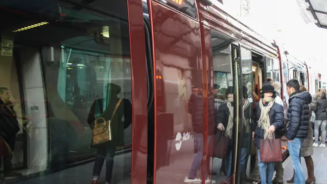 Secondo giorno di funzionamento del tram, ma con alcuni disagi