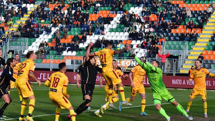 Una mischia nell'area granata nel derby Venezia-Cittadella