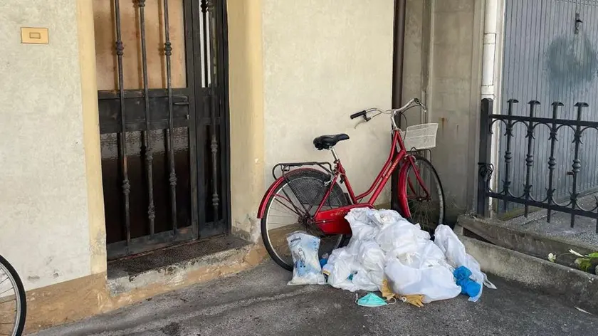 L’uscio di casa di via Mazzini, dove viveva il 56enne trovato morto ieri mattina