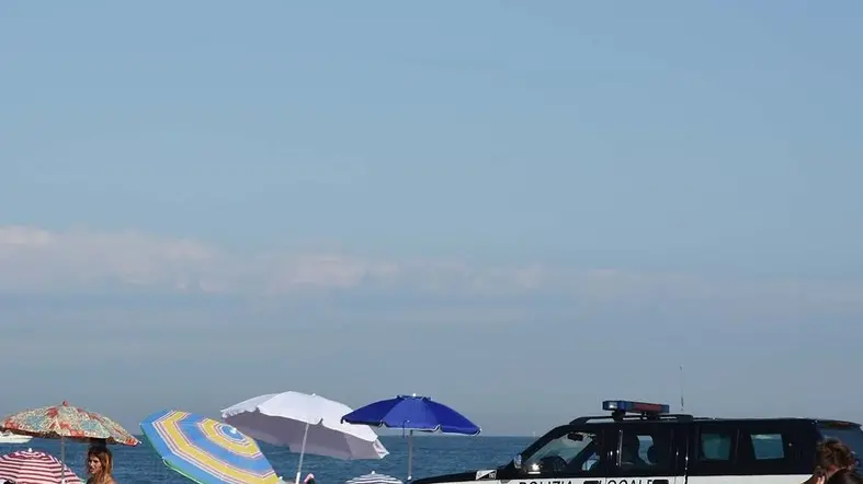 DE POLO - DINO TOMMASELLA - JESOLO LIDO - LE MACCHINE DELLA POLIZIA LOCALE CONTROLLANO LA SPIAGGIA E IL TERRITORIO