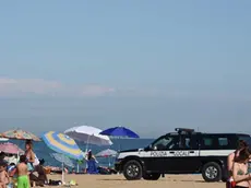 DE POLO - DINO TOMMASELLA - JESOLO LIDO - LE MACCHINE DELLA POLIZIA LOCALE CONTROLLANO LA SPIAGGIA E IL TERRITORIO