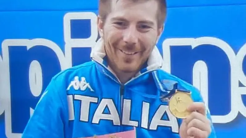 Matteo Dei Rossi mostra l'oro mondiale vinto in Corea