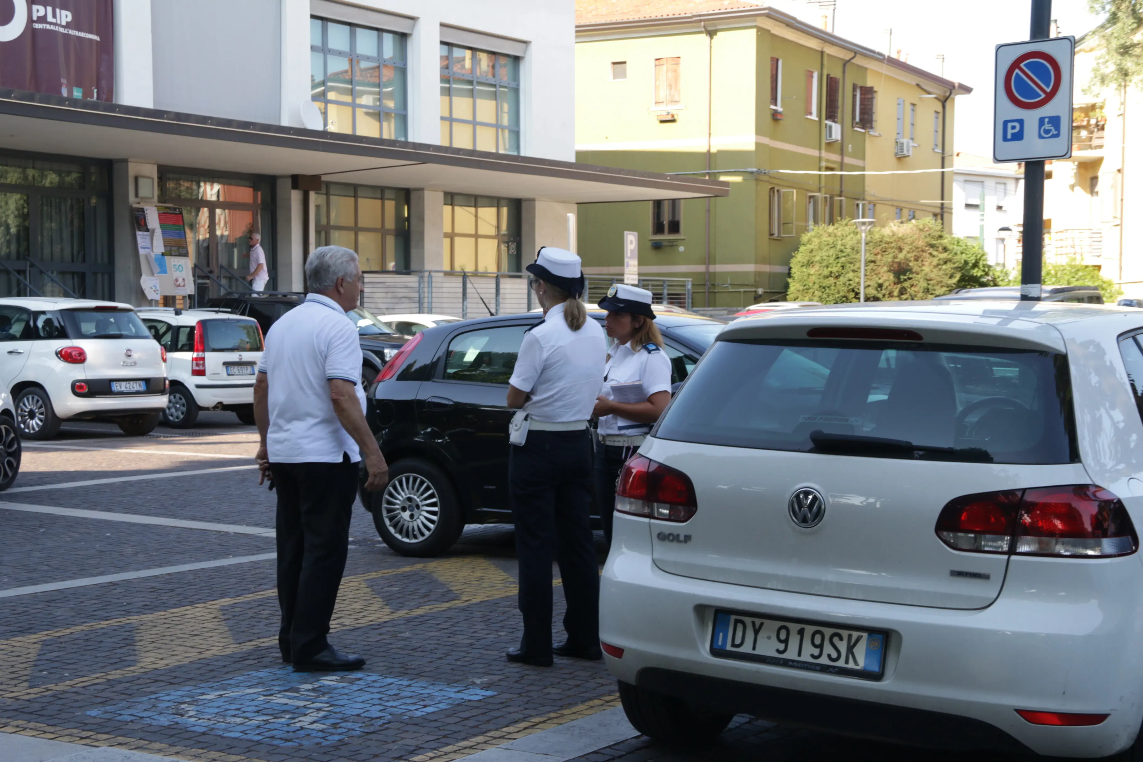 I vigili in azione alla Plip (Foto Candussi)