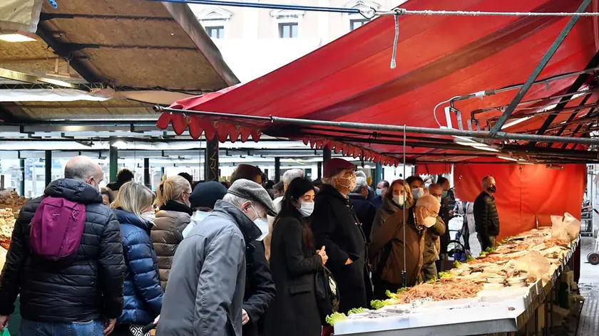 Uno scorcio del mercato del pesce a Rialto