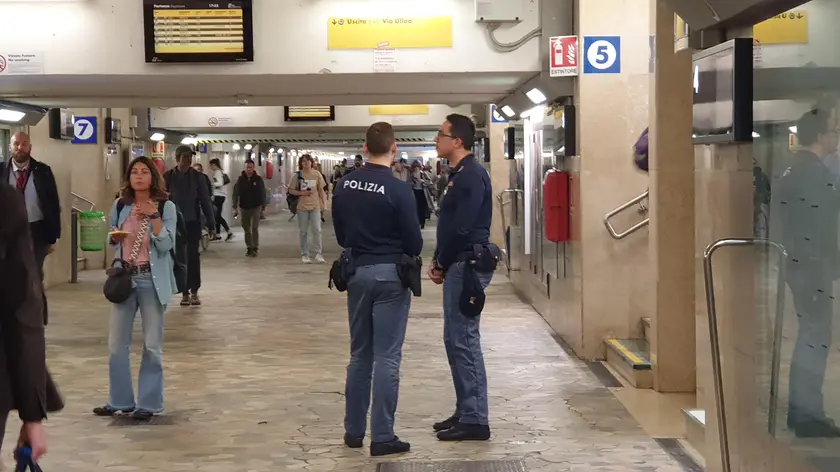 La polizia nel sottopasso della stazione di Mestre