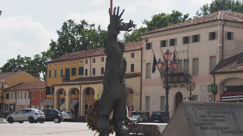 Porcile Lorenzo /Piazza Martiri della libertà, Mirano/Morsego/ vedute della piazza e del muniucipio di Mirano