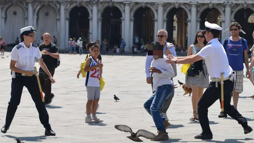 intervento dei vigili in piazza San Marco anti-abusivi (foto d'archivio)