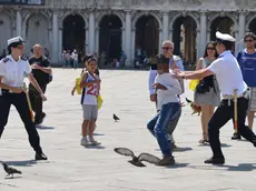 intervento dei vigili in piazza San Marco anti-abusivi (foto d'archivio)