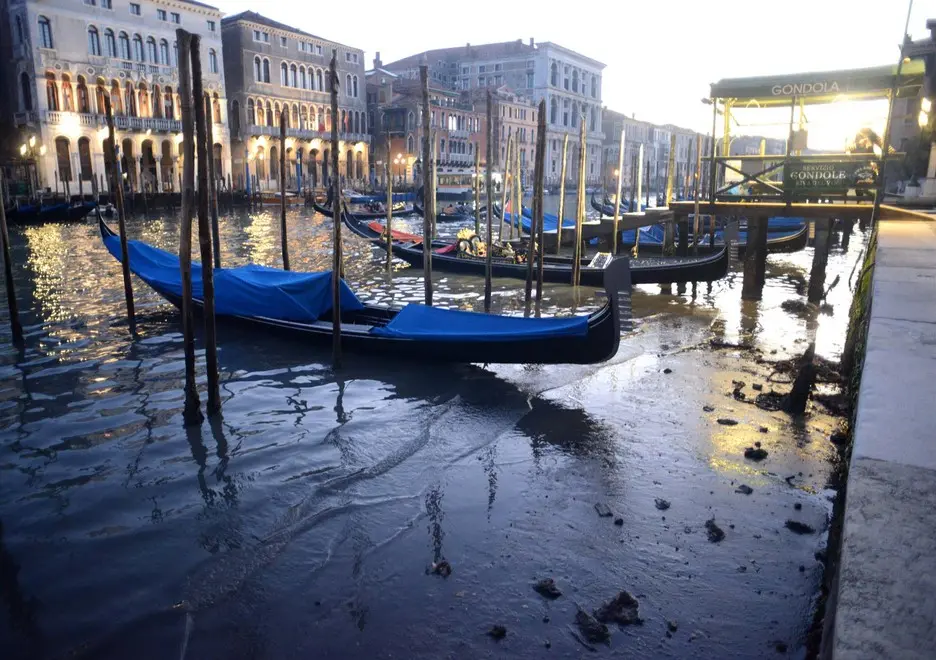 Interpress/M.Tagliapietra Venezia 04.01.2015.- Bassa Marea Canal Grande Rialto.