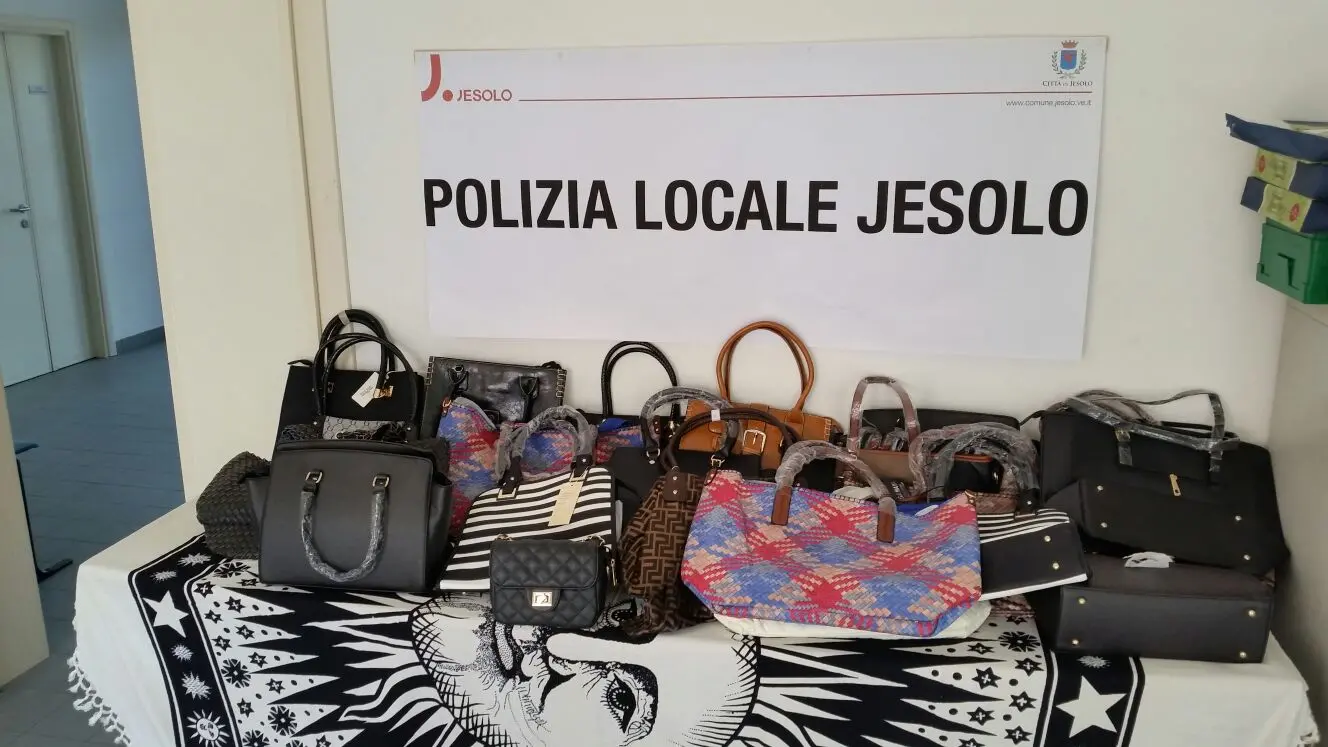 Le borse sequestrate dalla polizia locale di Jesolo