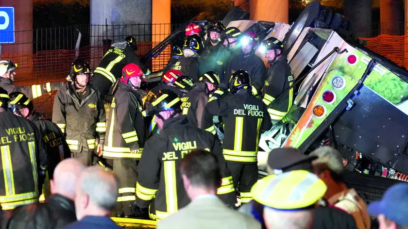 I vigili del fuoco durante le operazioni di soccorso al bus precipitato dal Cavalcavia Superiore di Mestre