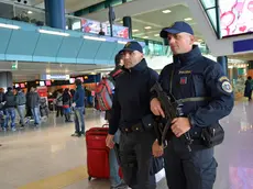 Agenti dell'unità tiratori scelti della Polizia di Frontiera presidiano l'all'aeroporto di Fiumicino, Roma, 23 Gennaio 2015. ANSA/ TELENEWS