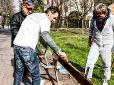 Il comitato Villaggio San Marco di Mestre pulisce il parco del quartiere e sistema le panchine.