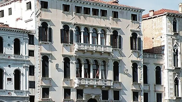 Palazzo Querini Dubois si affaccia sul Canal Grande di Venezia