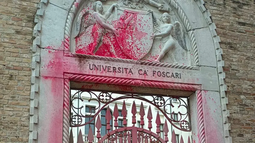 Il portale di Ca' Foscari imbrattato